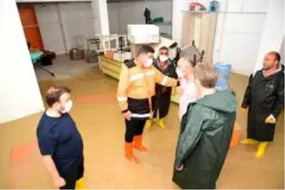 Altınordu'da ekipler afetin izlerini siliyor Altınordu'da ekipler afetin izlerini siliyor