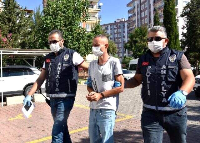 Annesini pompalı tüfekle öldürdü, sese gelen komşularıyla dalga geçti