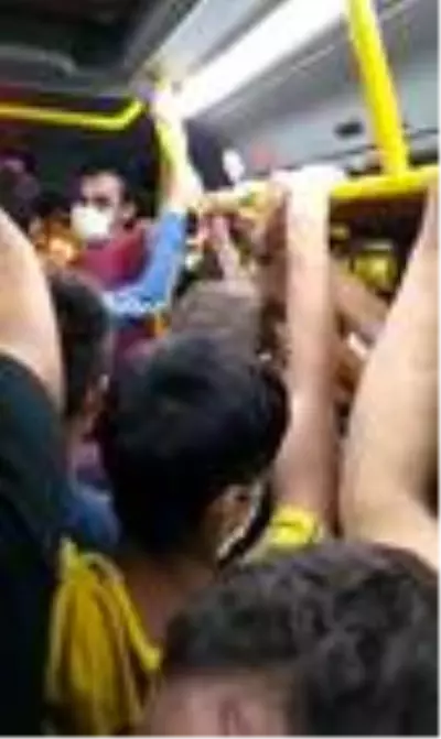 Gün boyu süren koronavirüs denetimleri biter bitmez minibüsler yine tıka basa doldu Gün boyu süren koronavirüs denetimleri biter bitmez minibüsler yine tıka basa doldu