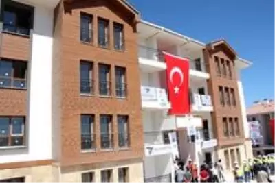 Bakan Kurum, şantiyeye dönen Elazığ'da deprem konutlarını inceledi