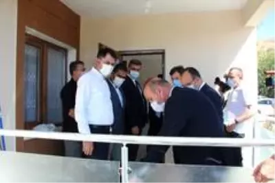 Bakan Kurum, şantiyeye dönen Elazığ'da deprem konutlarını inceledi