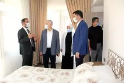Bakan Kurum, şantiyeye dönen Elazığ'da deprem konutlarını inceledi
