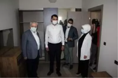 Bakan Kurum, şantiyeye dönen Elazığ'da deprem konutlarını inceledi