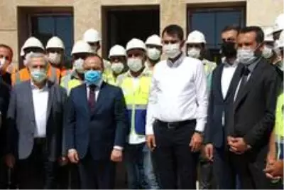 Bakan Kurum, şantiyeye dönen Elazığ'da deprem konutlarını inceledi