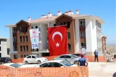 Bakan Kurum, şantiyeye dönen Elazığ'da deprem konutlarını inceledi