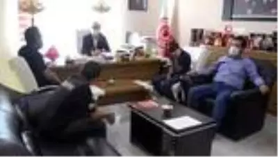 Bayrak aşığı kardeşler güvenlik korucuları tarafından ödüllendirildi Bayrak aşığı kardeşler güvenlik korucuları tarafından ödüllendirildi
