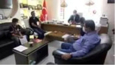 Bayrak aşığı kardeşler güvenlik korucuları tarafından ödüllendirildi Bayrak aşığı kardeşler güvenlik korucuları tarafından ödüllendirildi