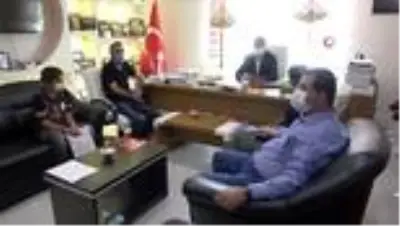 Bayrak aşığı kardeşler güvenlik korucuları tarafından ödüllendirildi Bayrak aşığı kardeşler güvenlik korucuları tarafından ödüllendirildi