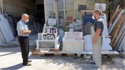 Tedbirlere uymayanlara mezar taşına yazdığı uyarıyla seslendi: Bize iş çıkartmayın Tedbirlere uymayanlara mezar taşına yazdığı uyarıyla seslendi: Bize iş çıkartmayın