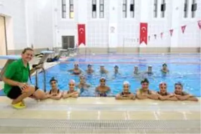 Büyükşehir geleceğin yüzücülerini yetiştiriyor Büyükşehir geleceğin yüzücülerini yetiştiriyor
