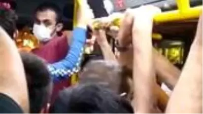 Gün boyu süren koronavirüs denetimleri biter bitmez minibüsler yine tıka basa doldu Gün boyu süren koronavirüs denetimleri biter bitmez minibüsler yine tıka basa doldu