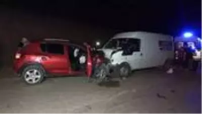 Kalp krizi geçiren sürücü otomobiliyle karşıdan gelen minibüsle kafa kafaya çarpıştı: 1 ölü 1 yaralı Kalp krizi geçiren sürücü otomobiliyle karşıdan gelen minibüsle kafa kafaya çarpıştı: 1 ölü 1 yaralı