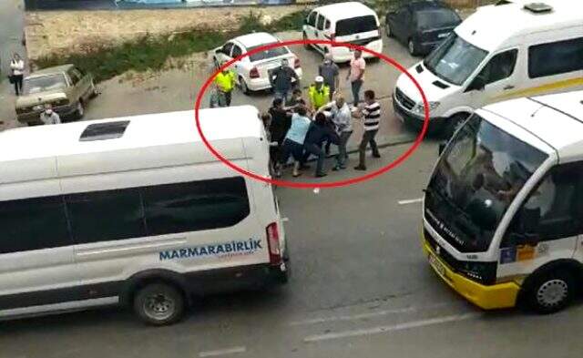 Korona kurallarını unutup Cumhurbaşkanı Erdoğan'ın fotoğrafı önünde birbirlerine girdiler