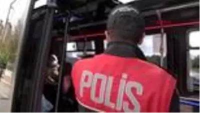 Denetim sırasında maskesiz yakalanan vatandaş, elindeki peçeteyle ağzını kapattı Denetim sırasında maskesiz yakalanan vatandaş, elindeki peçeteyle ağzını kapattı