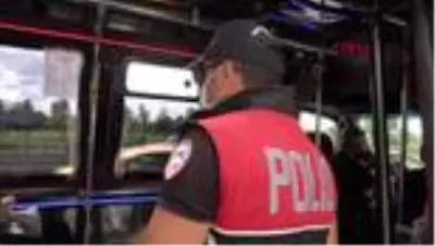 Denetim sırasında maskesiz yakalanan vatandaş, elindeki peçeteyle ağzını kapattı Denetim sırasında maskesiz yakalanan vatandaş, elindeki peçeteyle ağzını kapattı