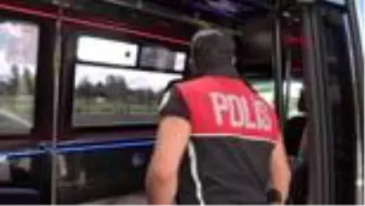 Denetim sırasında maskesiz yakalanan vatandaş, elindeki peçeteyle ağzını kapattı Denetim sırasında maskesiz yakalanan vatandaş, elindeki peçeteyle ağzını kapattı