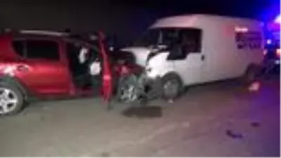 Kalp krizi geçiren sürücü otomobiliyle karşıdan gelen minibüsle kafa kafaya çarpıştı: 1 ölü 1 yaralı Kalp krizi geçiren sürücü otomobiliyle karşıdan gelen minibüsle kafa kafaya çarpıştı: 1 ölü 1 yaralı