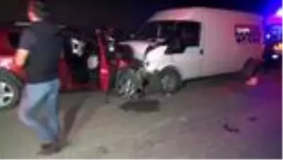 Kalp krizi geçiren sürücü otomobiliyle karşıdan gelen minibüsle kafa kafaya çarpıştı: 1 ölü 1 yaralı Kalp krizi geçiren sürücü otomobiliyle karşıdan gelen minibüsle kafa kafaya çarpıştı: 1 ölü 1 yaralı