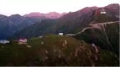 Nopapeni Yaylası bulut deniziyle ziyaretçilerine görsel şölen sunuyor