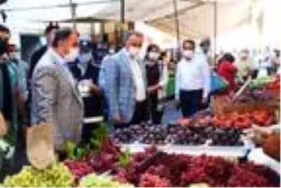 Pazarcı esnafına maske ve eldiven uyarısı Pazarcı esnafına maske ve eldiven uyarısı