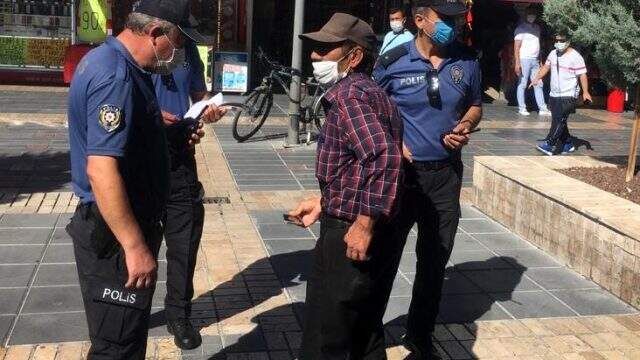Polisin maske uyarısına 'Sigara içiyorum' yanıtını veren vatandaşa 300 TL ceza kesildi