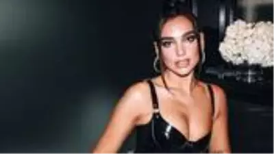 Ünlü şarkıcı Dua Lipa, aynanın karşısına geçip bikinili poz verdi Ünlü şarkıcı Dua Lipa, aynanın karşısına geçip bikinili poz verdi