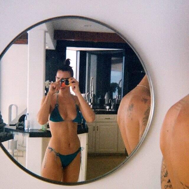 Ünlü şarkıcı Dua Lipa, aynanın karşısına geçip bikinili poz verdi Ünlü şarkıcı Dua Lipa, aynanın karşısına geçip bikinili poz verdi