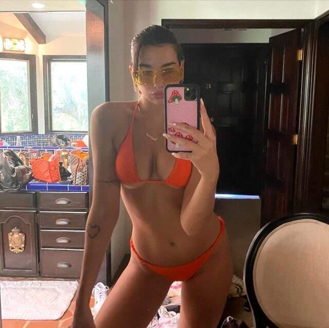 Ünlü şarkıcı Dua Lipa, aynanın karşısına geçip bikinili poz verdi Ünlü şarkıcı Dua Lipa, aynanın karşısına geçip bikinili poz verdi
