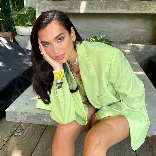 Ünlü şarkıcı Dua Lipa, aynanın karşısına geçip bikinili poz verdi Ünlü şarkıcı Dua Lipa, aynanın karşısına geçip bikinili poz verdi