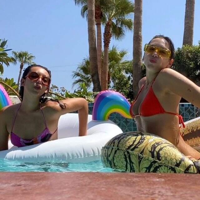 Ünlü şarkıcı Dua Lipa, aynanın karşısına geçip bikinili poz verdi Ünlü şarkıcı Dua Lipa, aynanın karşısına geçip bikinili poz verdi