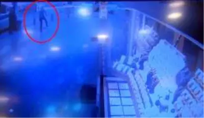 8 bin TL değerindeki altını çalıp kaçan hırsız, yakalanınca kuyumcuya yalvardı 8 bin TL değerindeki altını çalıp kaçan hırsız, yakalanınca kuyumcuya yalvardı