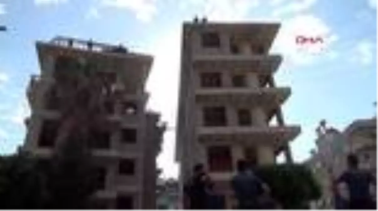 ANTALYA İnşaat işçileri paralarını alamadıkları iddiasıyla çatıya çıkıp, eylem yaptı