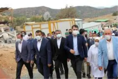 Bakan Kurum, Pütürge'de deprem konutlarını inceledi Bakan Kurum, Pütürge'de deprem konutlarını inceledi