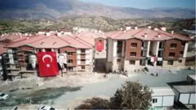 Bakan Kurum, Pütürge'de deprem konutlarını inceledi Bakan Kurum, Pütürge'de deprem konutlarını inceledi