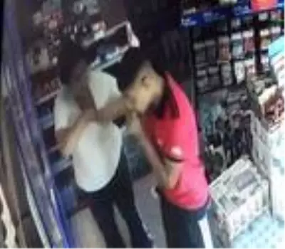 Boş bulduğu büfeye giren kadın, kasadan çaldığı parayı iç çamaşırına sakladı Boş bulduğu büfeye giren kadın, kasadan çaldığı parayı iç çamaşırına sakladı