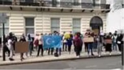 Çin'in Uygur Türklerine yönelik baskısısı Londra'da protesto edildi Çin'in Uygur Türklerine yönelik baskısısı Londra'da protesto edildi
