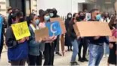 Çin'in Uygur Türklerine yönelik baskısısı Londra'da protesto edildi Çin'in Uygur Türklerine yönelik baskısısı Londra'da protesto edildi