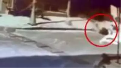 Ekmek parası için pencereye çıkan işçi, 3. kattan düştü! O anlar kamerada Ekmek parası için pencereye çıkan işçi, 3. kattan düştü! O anlar kamerada