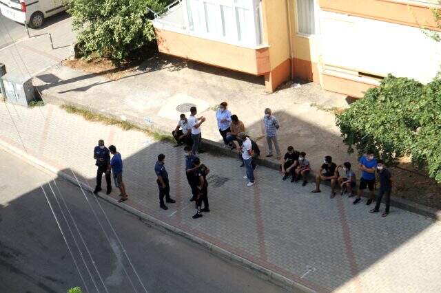 Emeklerinin karşılığını alamayan 10 işçi, soluğu çatıda aldı! Ödeme yapılınca ikna oldular