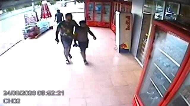 İş yeri sahibi, silahını çekip hırsızlık amacıyla dükkana giren 2 kişiyi yakaladı