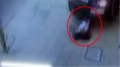 Kaldırımda oturan genç kıza otomobil çarptı, dehşet anları saniye saniye kameraya yansıdı Kaldırımda oturan genç kıza otomobil çarptı, dehşet anları saniye saniye kameraya yansıdı