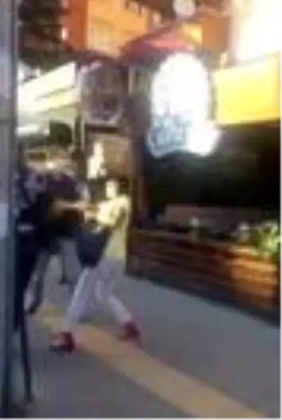 Maske takmamak için polise direnen kadına hemcinsinden tepki: Polis kadınsın diye duruyor, ben parçalarım seni Maske takmamak için polise direnen kadına hemcinsinden tepki: Polis kadınsın diye duruyor, ben parçalarım seni