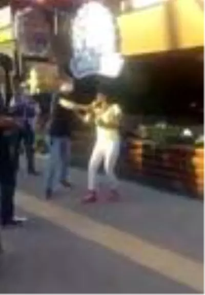 Maske takmamak için polise direnen kadına hemcinsinden tepki: Polis kadınsın diye duruyor, ben parçalarım seni Maske takmamak için polise direnen kadına hemcinsinden tepki: Polis kadınsın diye duruyor, ben parçalarım seni
