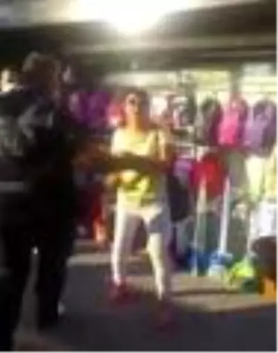 Maske takmamak için polise direnen kadına hemcinsinden tepki: Polis kadınsın diye duruyor, ben parçalarım seni Maske takmamak için polise direnen kadına hemcinsinden tepki: Polis kadınsın diye duruyor, ben parçalarım seni