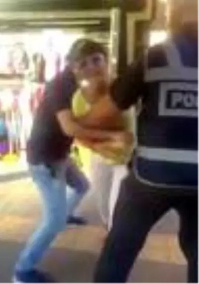 Maske takmamak için polise direnen kadına hemcinsinden tepki: Polis kadınsın diye duruyor, ben parçalarım seni Maske takmamak için polise direnen kadına hemcinsinden tepki: Polis kadınsın diye duruyor, ben parçalarım seni