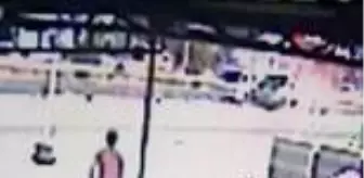 Furkan Yılmaz: Park halindeki kamyonun içinde neye uğradığını şaşırdı...Kaza anı kamerada Furkan Yılmaz: Park halindeki kamyonun içinde neye uğradığını şaşırdı...Kaza anı kamerada