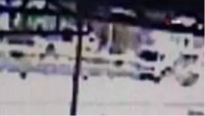 Park halindeki kamyonun içinde neye uğradığını şaşırdı...Kaza anı kamerada Park halindeki kamyonun içinde neye uğradığını şaşırdı...Kaza anı kamerada