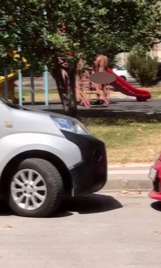Sivas'ta çocuk parkında çırılçıplak gezen şahıs, mahalleliyi isyan ettirdi.