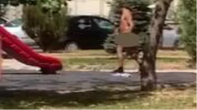 Sivas'ta çocuk parkında çırılçıplak gezen şahıs, mahalleliyi isyan ettirdi Sivas'ta çocuk parkında çırılçıplak gezen şahıs, mahalleliyi isyan ettirdi