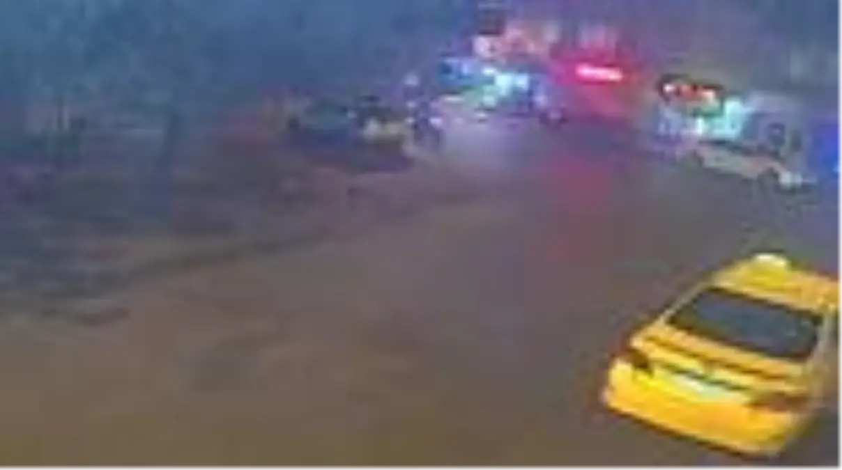 Motosiklet duraktan çıkan taksiye çarptı 2 yaralı